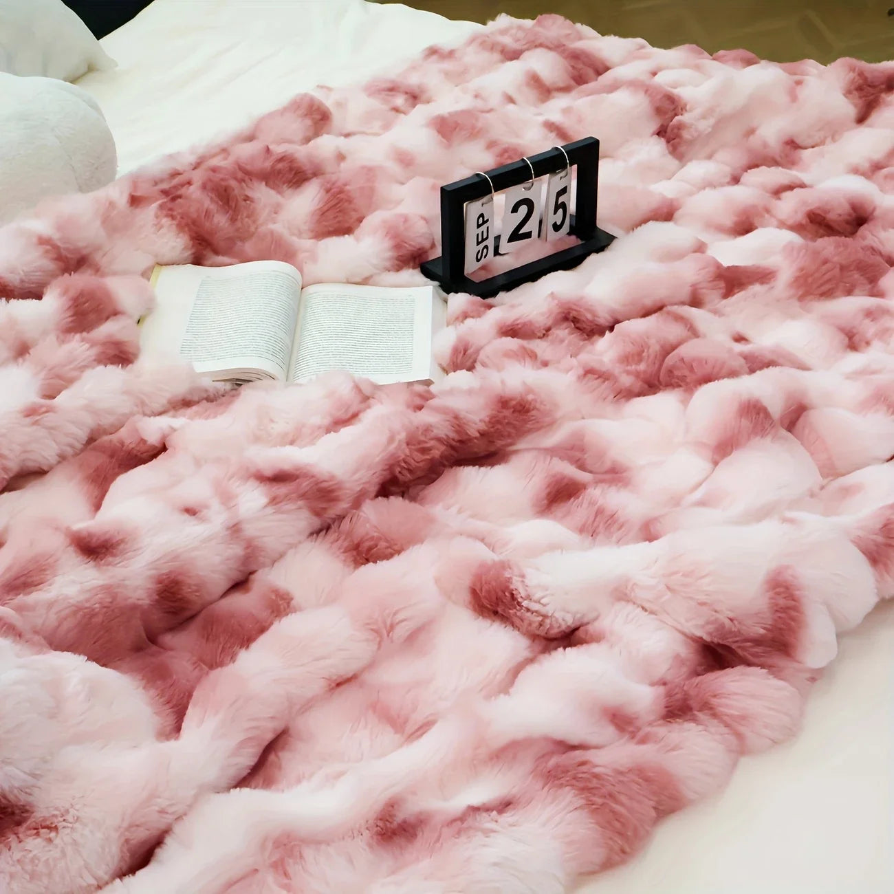 ROSEKINDCN Cozy Faux Rabbit Fleece Blanket Throw