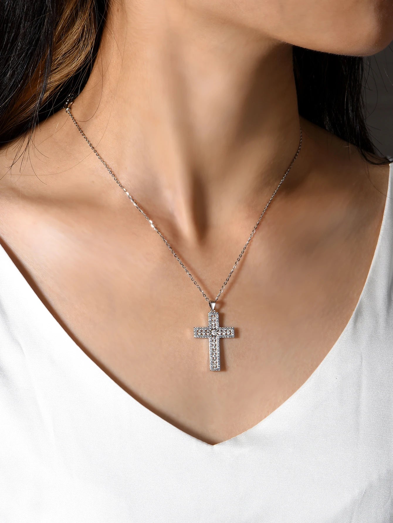 Classic S925 Sterling Silver Cross Pendant Moissanite Fine Jewelry Plated with 18k Gold Suitable for Gift Giving