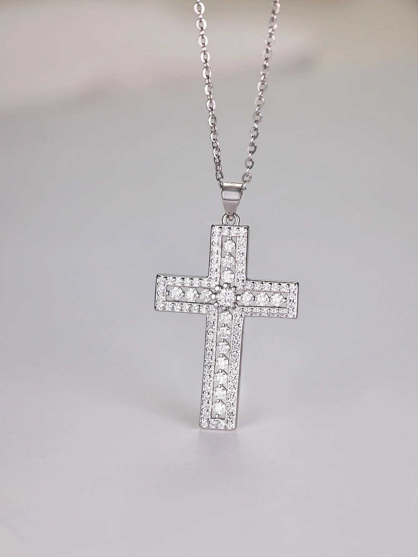 Classic S925 Sterling Silver Cross Pendant Moissanite Fine Jewelry Plated with 18k Gold Suitable for Gift Giving