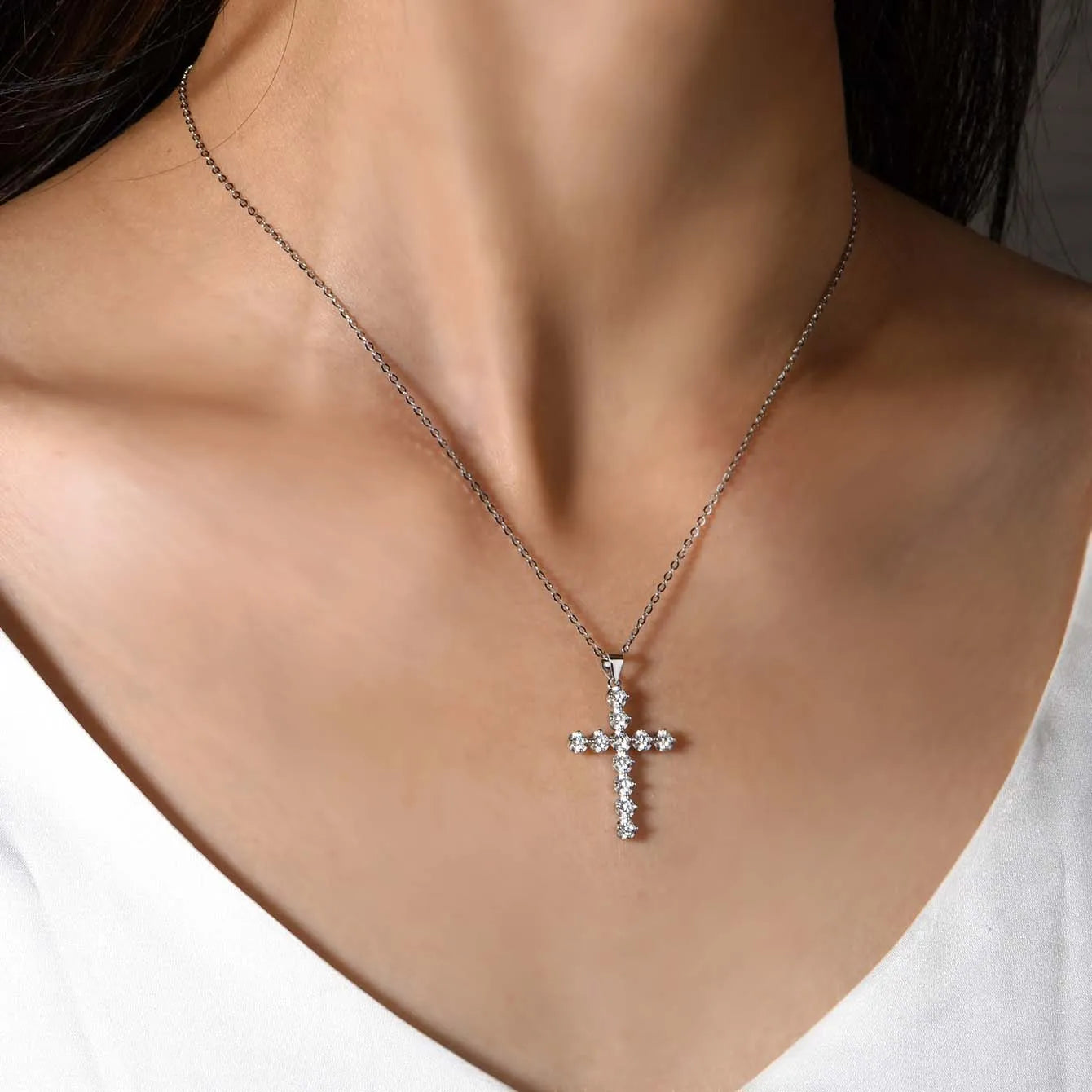 Classic S925 Sterling Silver Cross Pendant Moissanite Fine Jewelry Plated with 18k Gold Suitable for Gift Giving